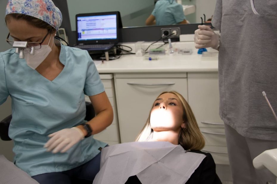 dentista-colocando-implante-de-porcelana