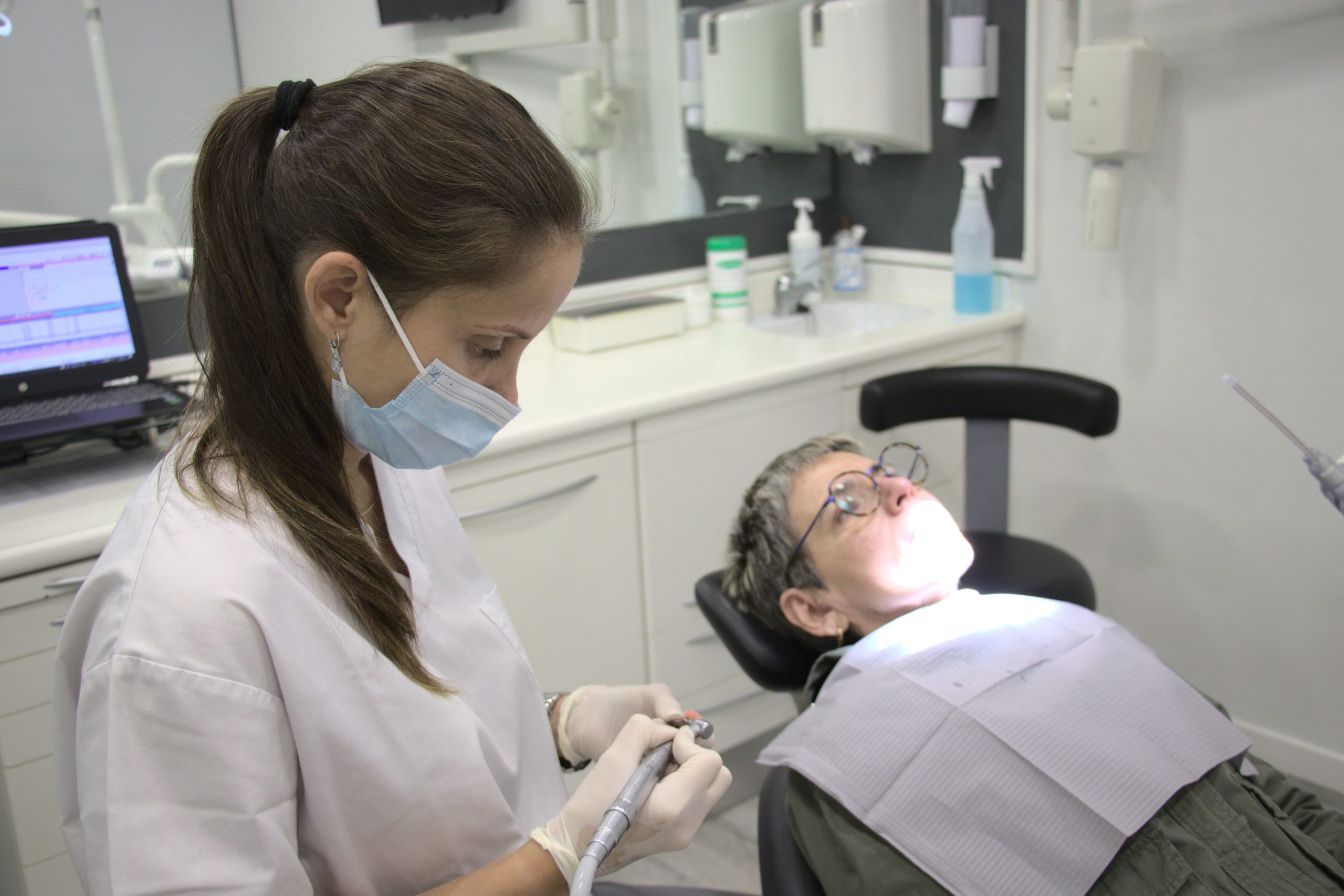 dentista-reallizando-profilaxis-dental