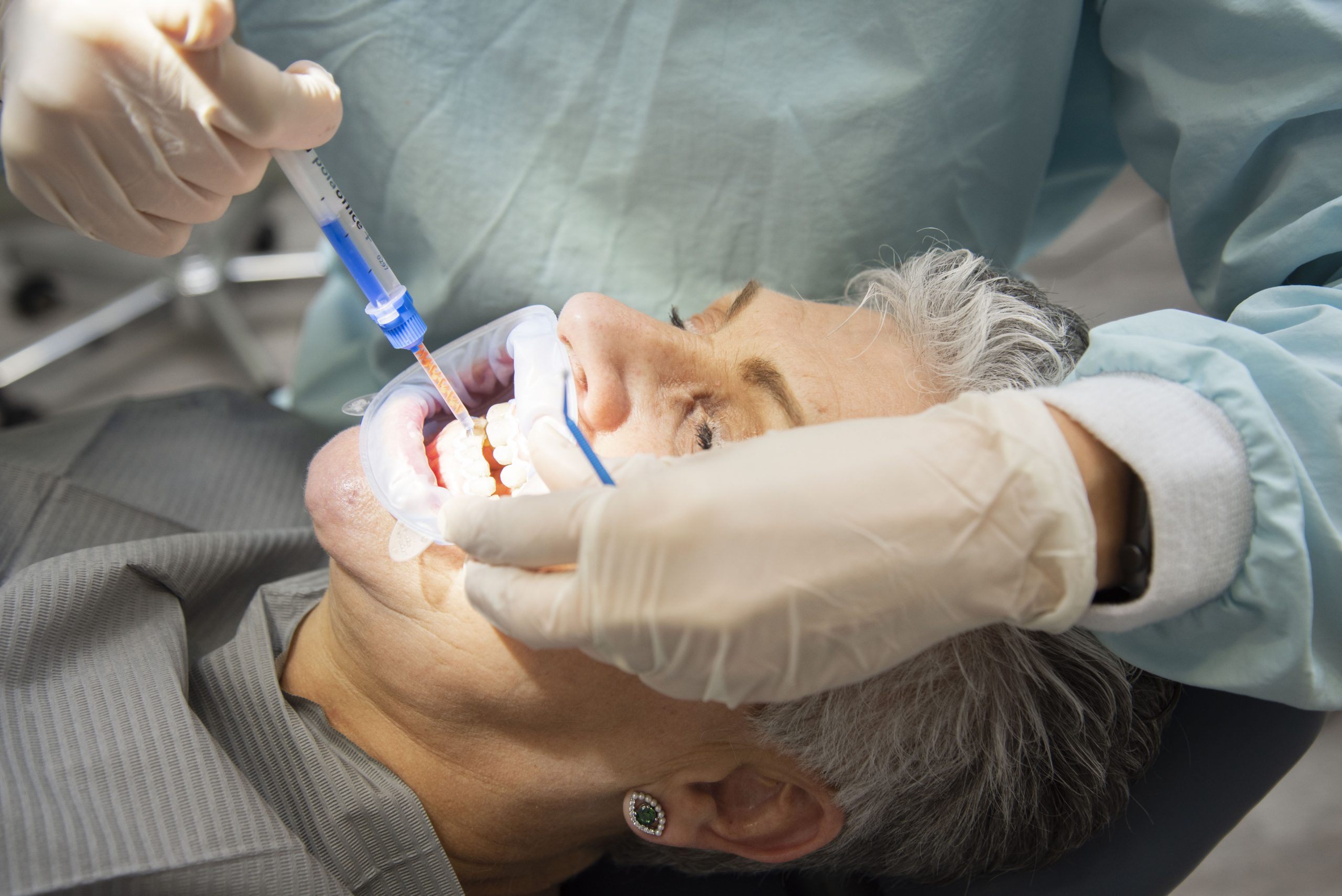 Dentista examinando a una paciente