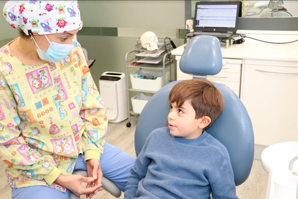 Niño con su dentista