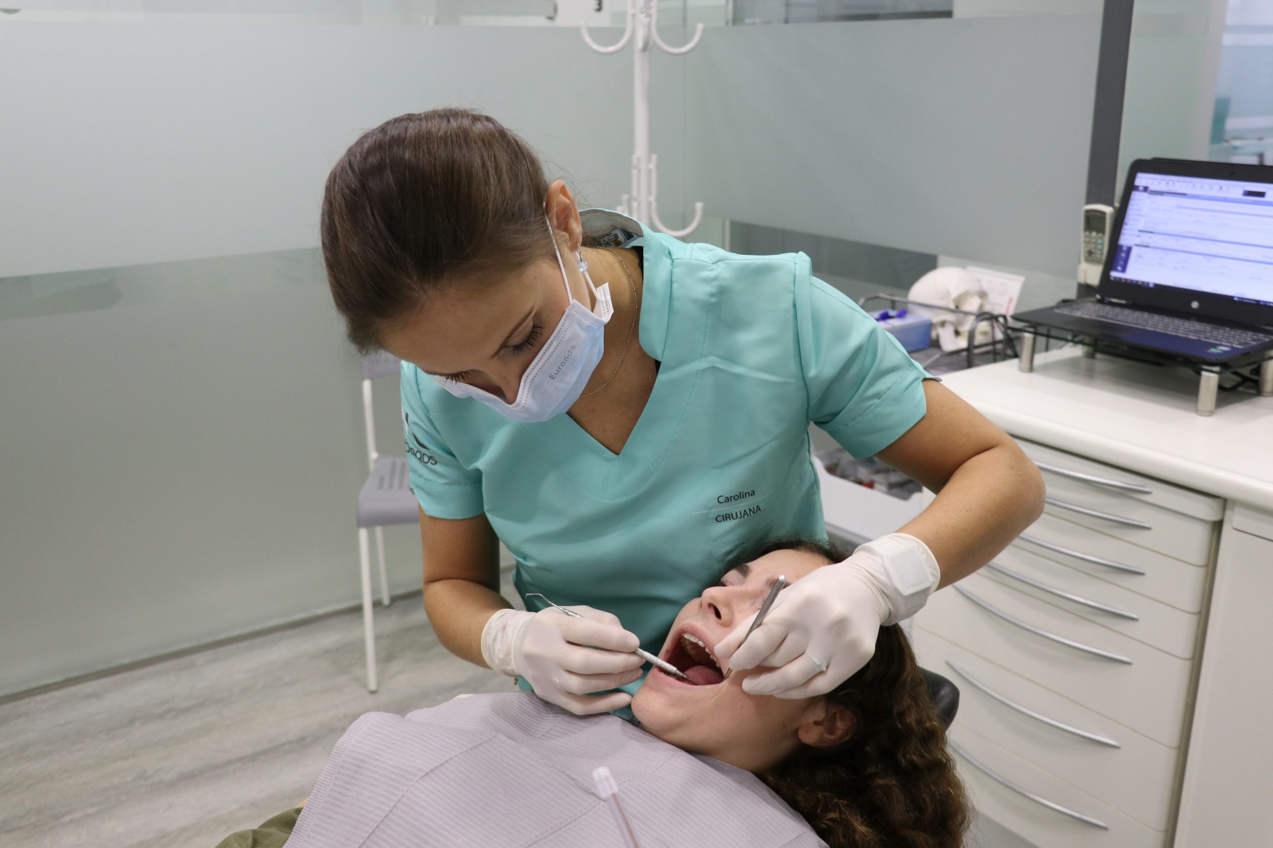 Dentista realizando un blanquiamiento