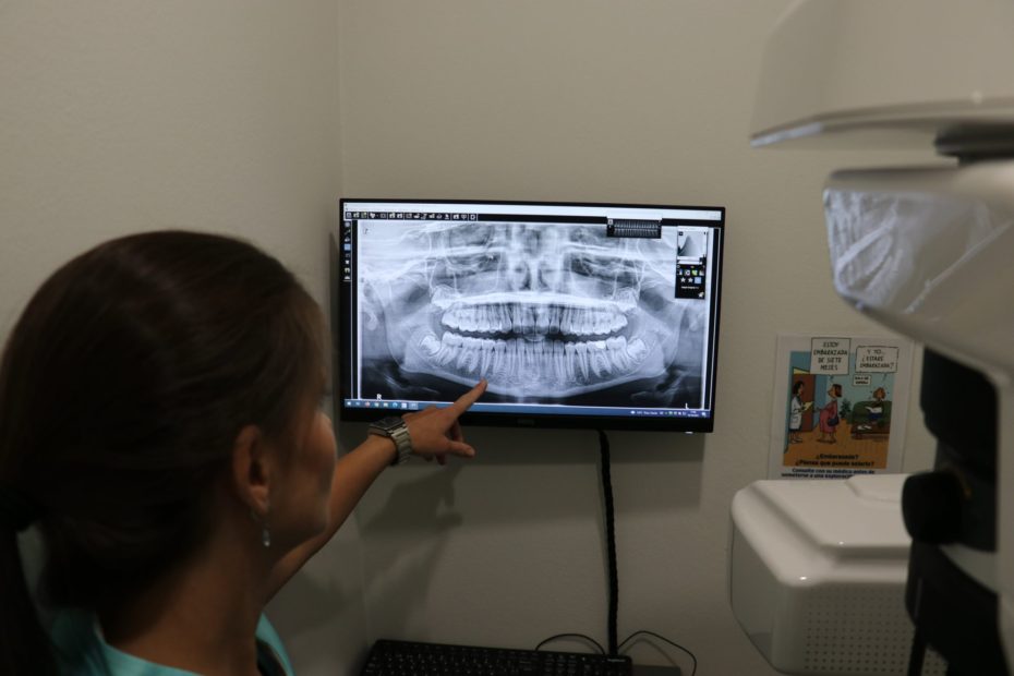 dentista-analizando-una-radiografia
