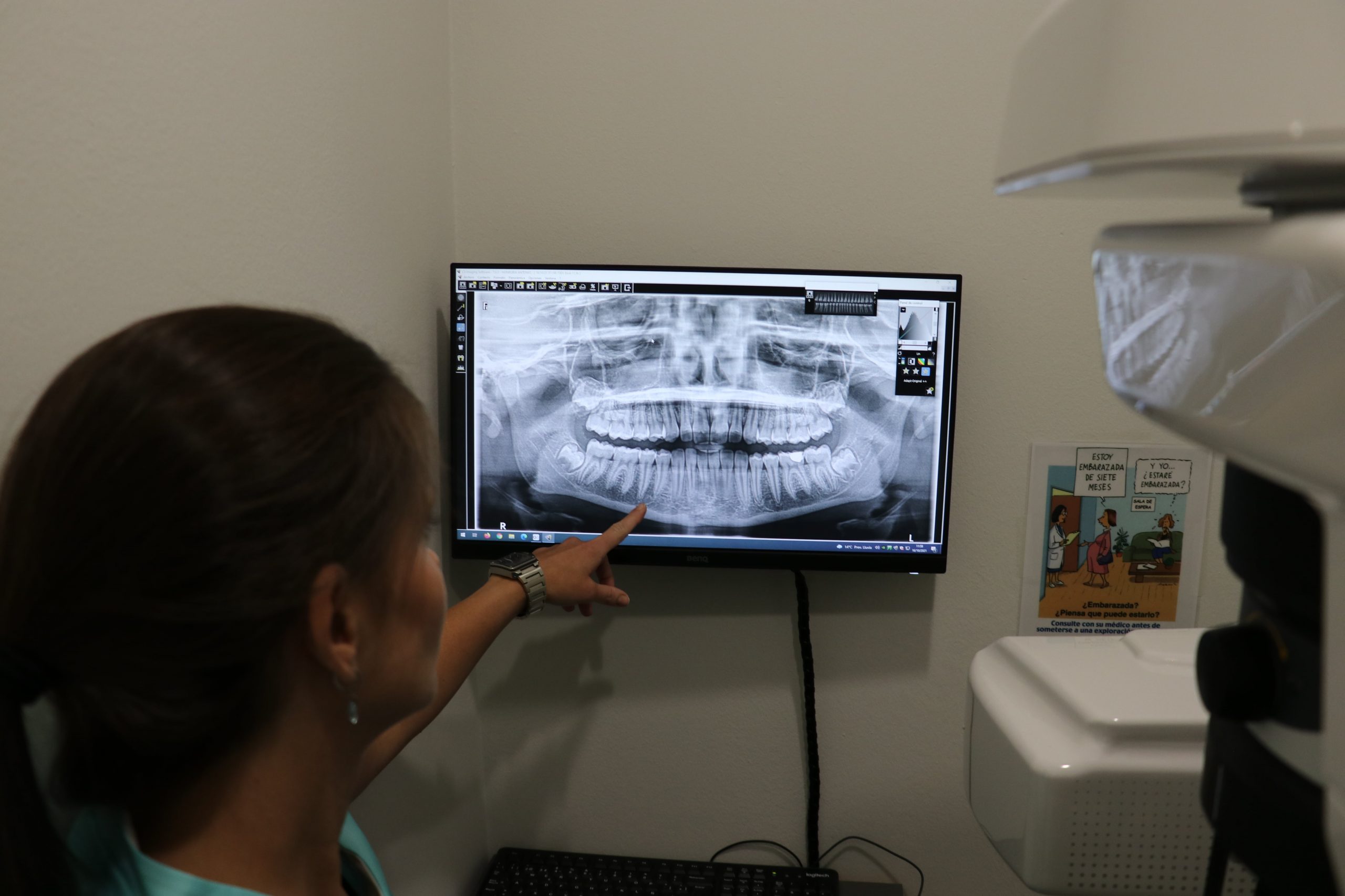 Dentista analizando radiografia
