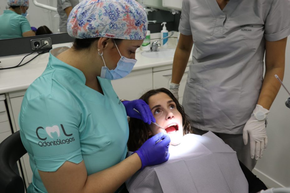 mujer-en-tratamiento-odontologico