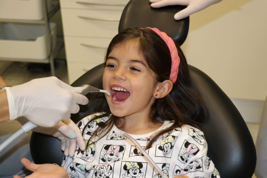 vista-niña-en-el-dentista