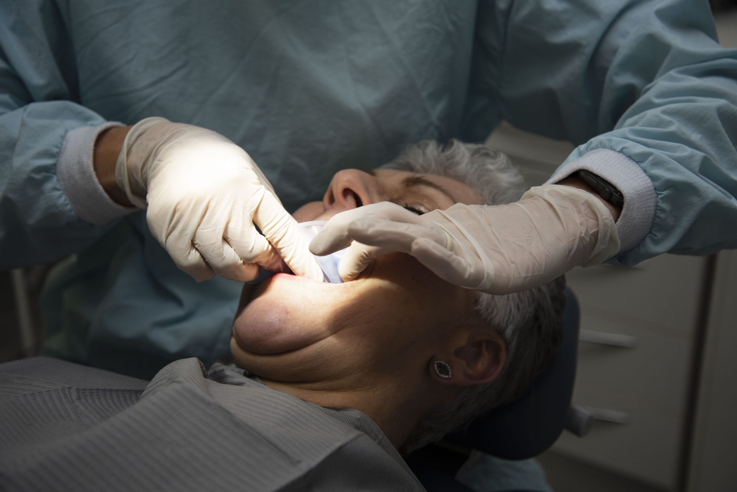 Dentista atendiendo a su paciente